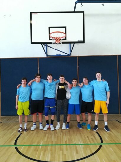 Okresné súťaže v basketbale a florbale