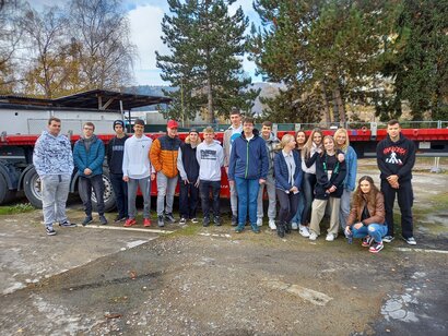 Študenti prevádzky a ekonomiky v dopravnej spoločnosti 