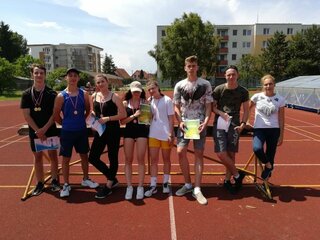 zľava: P. Harant, A. Harant, K. Bieliková, S. Tvrdá, K. Zapalačová, P. Martišek, M. Haladej,  uč. Miklovičová