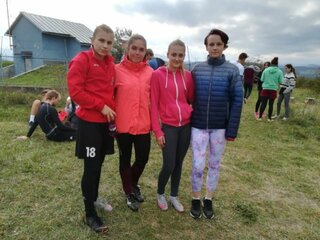 Družstvo dievčat. Zľava Helebrandová, Lapúniková, Kostelanská, Jurisová