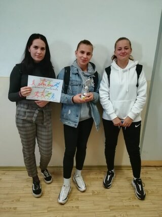 Družstvo dievčat SPŠ zľava: Šaradínová,Helebrandová,Drábiková