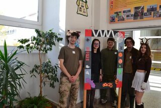 K srnke a poľovníkom sa pridala aj p. Maniaková ako pavúčia žena