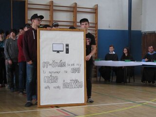 1. C so svojím transparentom