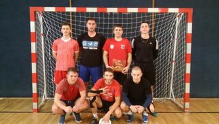 Víťazne družstvo 4. A v zložení vľavo hore: Baránek, Cigánik, Kňažko, Jandačka, dole: Dávidík, Drienovský, Šaradín