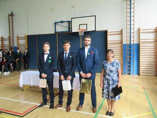 Najlepší študenti IV.A so svojou triednou učiteľkou