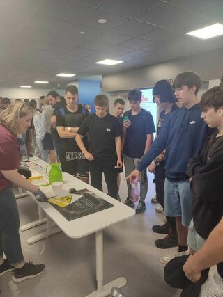 Messenger_creation_6387f7d8-5ed9-46d4-bcfa-9bd6b80bbb58