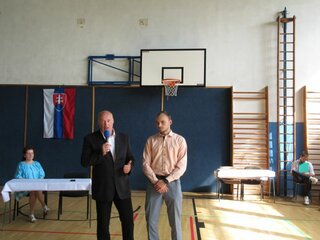 Pán riaditeľ so Samuelom z III.B, ktorý sa umiestnil na II.mieste v celoslovenskom kole SOČ