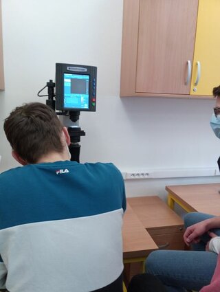 Študenti pri práci na tvrdomeri