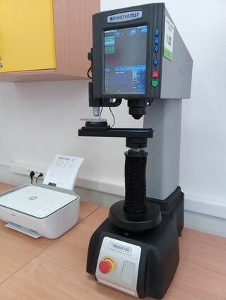 Univerzálny tester tvrdosti VERZUS 750
