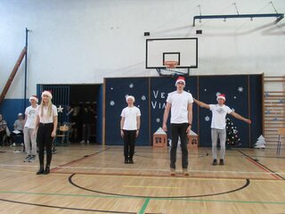 Vianočný tanec pod vedením Simonky z II.E