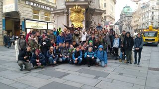 Účastníci zájazdu pri Morovom stĺpe